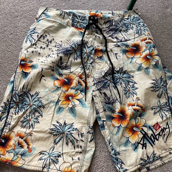 Billabong board shorts - like new! 90s beach vibe